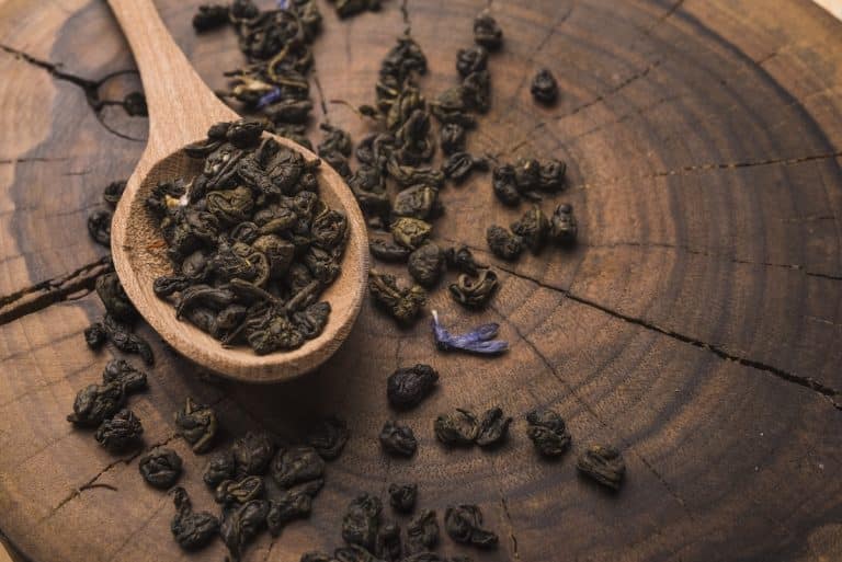 Feuilles d'oolong roulées dans une cuillère en bois