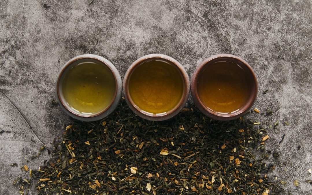Thé vert ou thé noir : quelles différences (et lequel choisir) ?